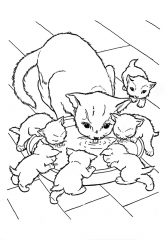 Кошка с маленькими котятками
