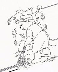 Медвежонок подметает листья