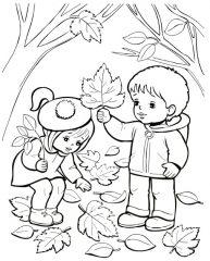 Дети собирают листву