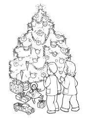 Дети украшают елку